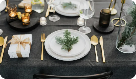 świeża gałązka świerku jako dekoracja talerza na wigilijnym stole